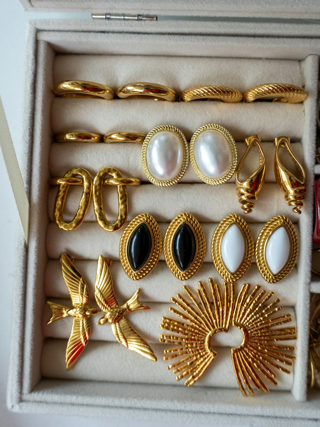 Boucles d'oreilles vintage or et perles dans un écrin